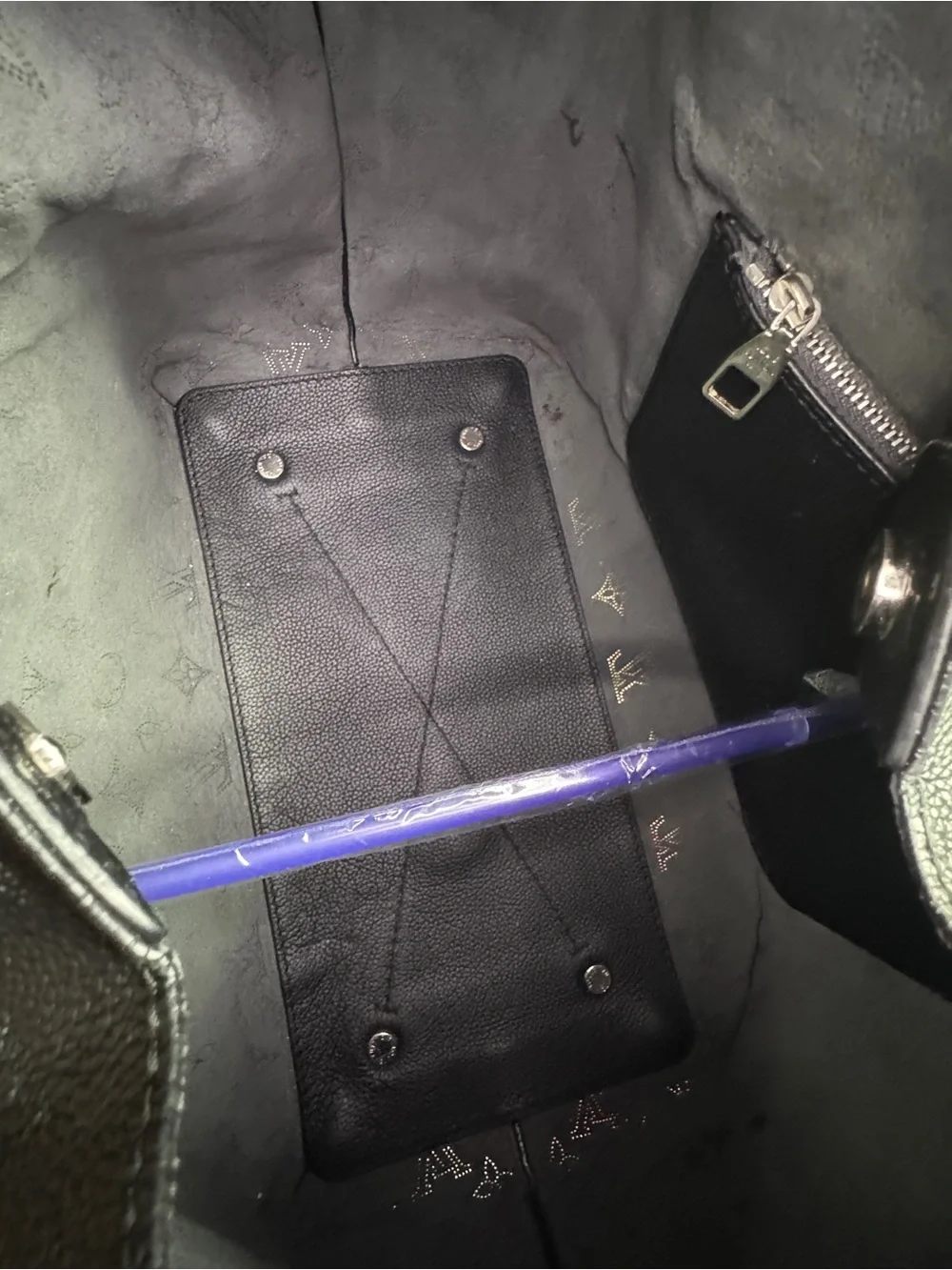 Louis Vuitton Carmel hobo in black mahina leather